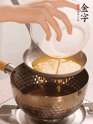 雞蛋過(guò)篩子倒入油鍋炸成蛋酥，瀝干油。