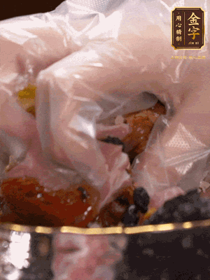 排骨洗凈后（蠔油、生抽、老抽、鹽、糖、淀粉、豆豉、蒜蓉、姜絲）腌制30分鐘