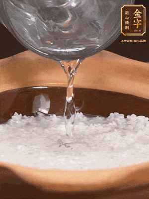 砂鍋底部刷一層油，加入大米和開水，水高1cm,大火燒開后轉(zhuǎn)中火煲5分鐘，到水微收干