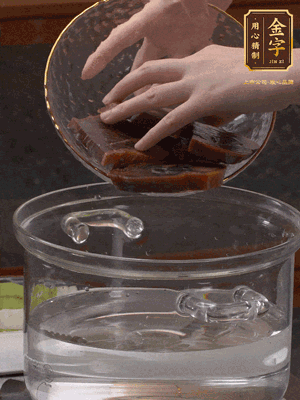 火腿蹄片冷水下鍋，水沸騰后煮5分鐘焯水