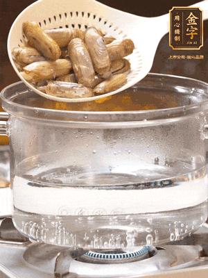 煮一鍋沸水，下蟶子汆燙30秒，撈出浸入冰水，取出蟶子肉