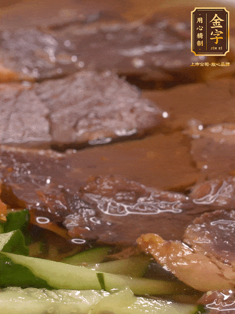 養(yǎng)麥冷面，涼水中清洗浸泡5分鐘，沸水中煮3分鐘，涼水漂洗沖涼