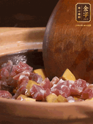 熱油下蒜片，倒入香腸丁、牛肝菌丁翻炒出香味