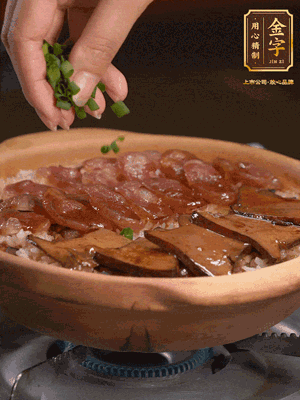 最后鋪上牛肝菌，爭(zhēng)分奪秒地倒上醬汁，撒點(diǎn)小蔥花