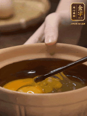 雞蛋打入砂鍋，充分打勻，1.5倍的溫水加一勺鹽，倒入蛋液中，攪拌均勻后用勺子舀去表面浮沫