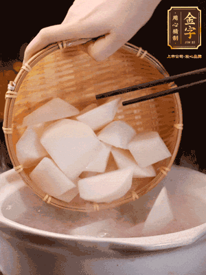 大火煮開后，轉(zhuǎn)中小火燉40分鐘，挑出蔥結(jié)，再下蘿卜燉20分鐘