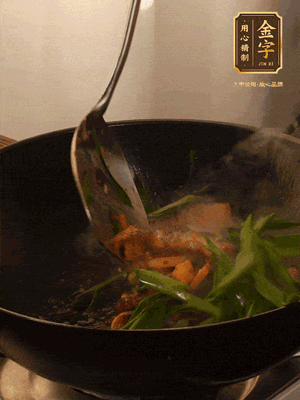 黃豆醬、鹽、糖調(diào)味，淋一圈花雕酒，蒜白先下，蒜葉后下