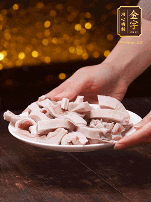 豬肚冷水下鍋，姜蔥料酒去腥，水開(kāi)煮5分鐘，撈出，切小塊。