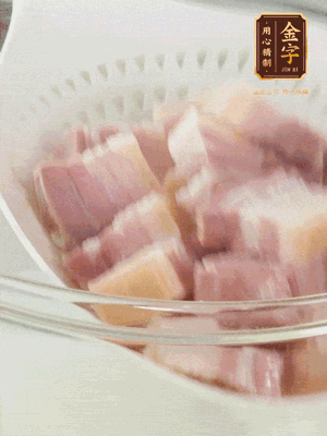 金字淡咸肉、排骨分別加料酒、蔥、姜冷水下鍋焯水，水開撇去浮沫撈出。
