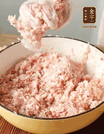 肉丁、咸肉丁、一丟丟鹽、料酒拌勻，反復(fù)摔打上勁。接著加入1兩蔥姜水，反復(fù)拌勻摔打上勁。前后共加3遍。3遍后筍丁，接著反復(fù)摔打上勁。最后加入1個(gè)蛋清、3茶匙生粉拌勻摔打上勁