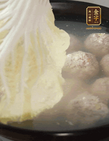 等獅子頭浮起來時(shí)再加白菜蓋。小火慢燉2小時(shí)