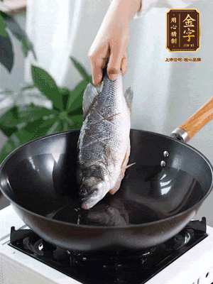 熱油，加1大勺豬油、姜片，再下鱸魚(yú)，煎至定型后翻面。（加點(diǎn)豬油，燉出的魚(yú)湯更容易變?yōu)榍逅哪贪咨?。?>
					</div>
					<span>步驟 3/6</span>
					<p>熱油，加1大勺豬油、姜片，再下鱸魚(yú)，煎至定型后翻面。（加點(diǎn)豬油，燉出的魚(yú)湯更容易變?yōu)榍逅哪贪咨?。?/p>
				</li><li>
					<div   id=