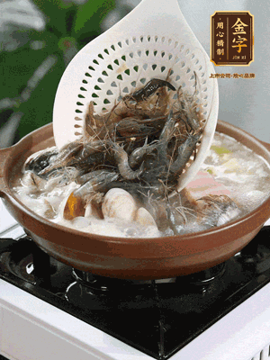 最后加一把蛤蜊、一把河蝦燜2分鐘，放一點(diǎn)白胡椒粉調(diào)味，撒上蔥花點(diǎn)綴！