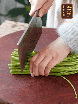 正嫩的藜蒿，掐頭去除根部，切小段
