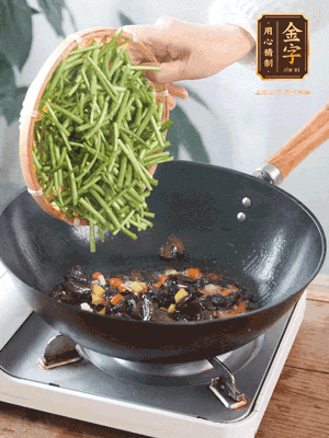 熱油煸香蒜末、姜粒、小米辣，再下臘肉煸炒出香味