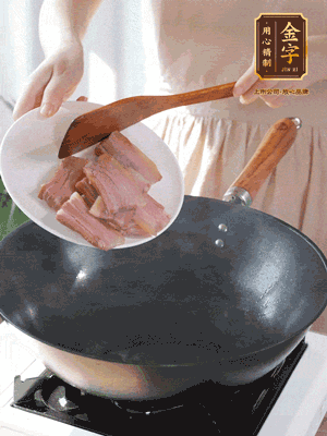 豬油熱鍋，下咸肉煸香，再下蔥姜提鮮