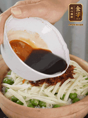 繼續(xù)小火燜3分鐘，淋上XO醬攪拌均勻。
