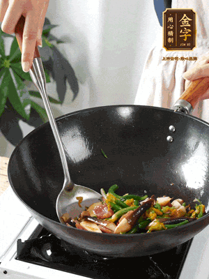 煸香蒜末，下香腸翻炒均勻，再依次下雞縱菌、黃瓜花