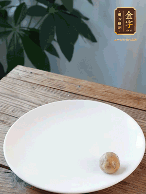 做水油皮、油酥 將油皮材料放入料盆中，加100ml水?dāng)嚢璩裳┗ㄆ瑺睢Ｔ诎赴迳戏磸?fù)揉搓成有一定筋度的光潔面團(tuán)，搓成14個(gè)團(tuán)子。
