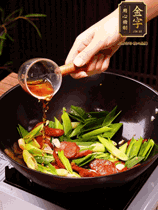 下蒜苗炒軟，沿鍋邊烹入一勺料酒，加醬油、蠔油、白糖調(diào)味炒勻