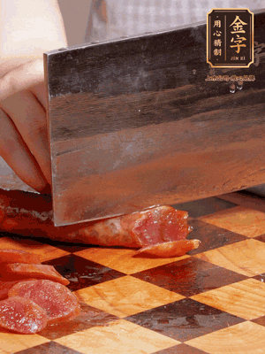 金字香腸煮熟，切片