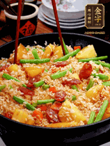 加水，沒過大部分食材。把瀝干水分的米飯均勻地鋪在上面，筷子戳幾個洞