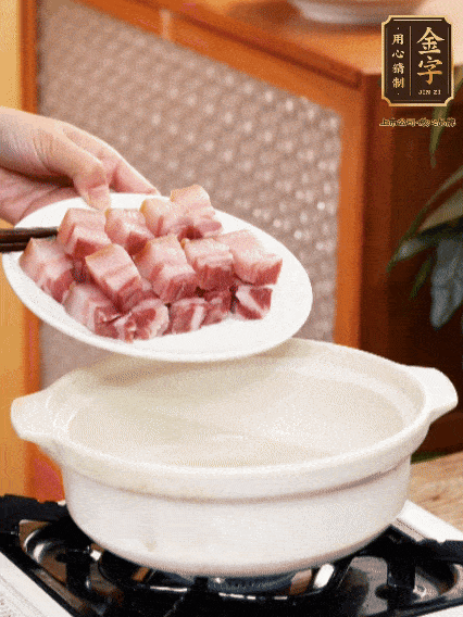 鍋內(nèi)倒油，下咸肉微微煸炒，再放排骨炒一下