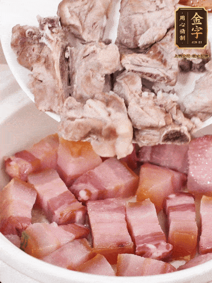 倒入開水燉煮，大火燒開后轉(zhuǎn)小火