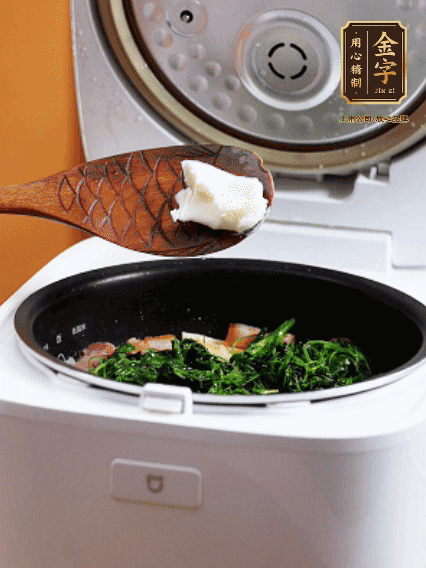 放入電飯鍋、加1勺豬油翻拌均勻