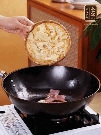 油熱，下蒜末、火腿煸炒出香味，再下筍片微微翻炒
