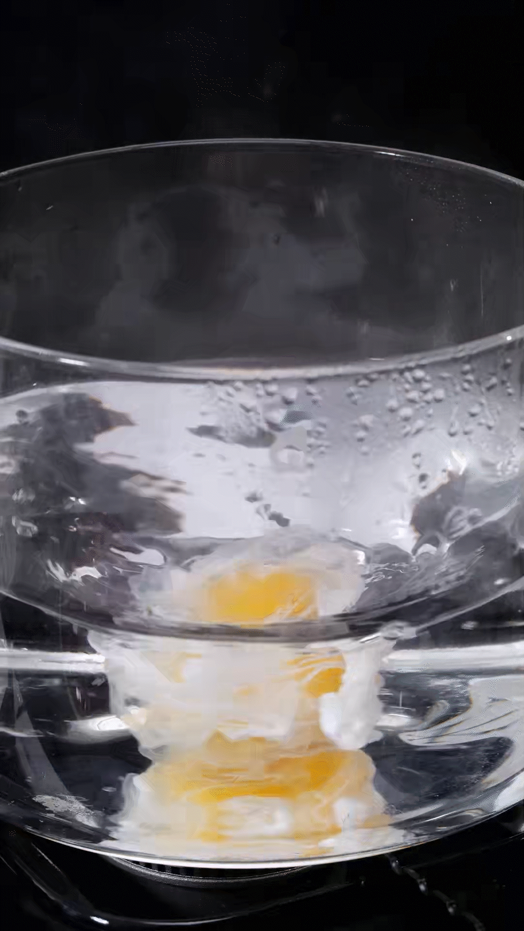 水開(kāi)加入白醋和雞蛋，做成水波蛋
