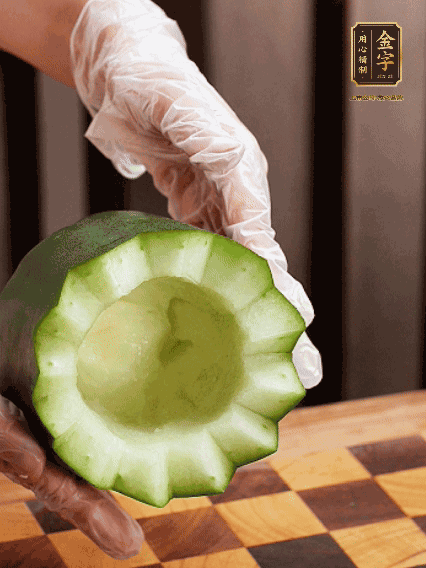 將小冬瓜洗凈，頂端切開去瓜瓤，改刀切口呈鋸齒狀