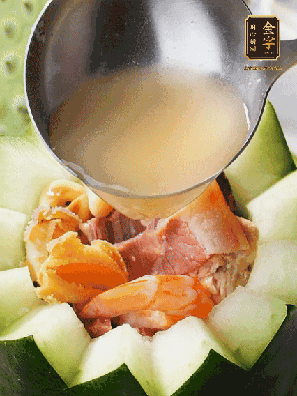 煮好后，盛入冬瓜盅。放入鍋中，可繼續(xù)燉煮，越燉越有味