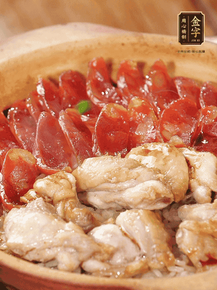 蓋蓋小火燜，沿鍋邊淋一圈油，轉(zhuǎn)動(dòng)砂鍋燜4分鐘