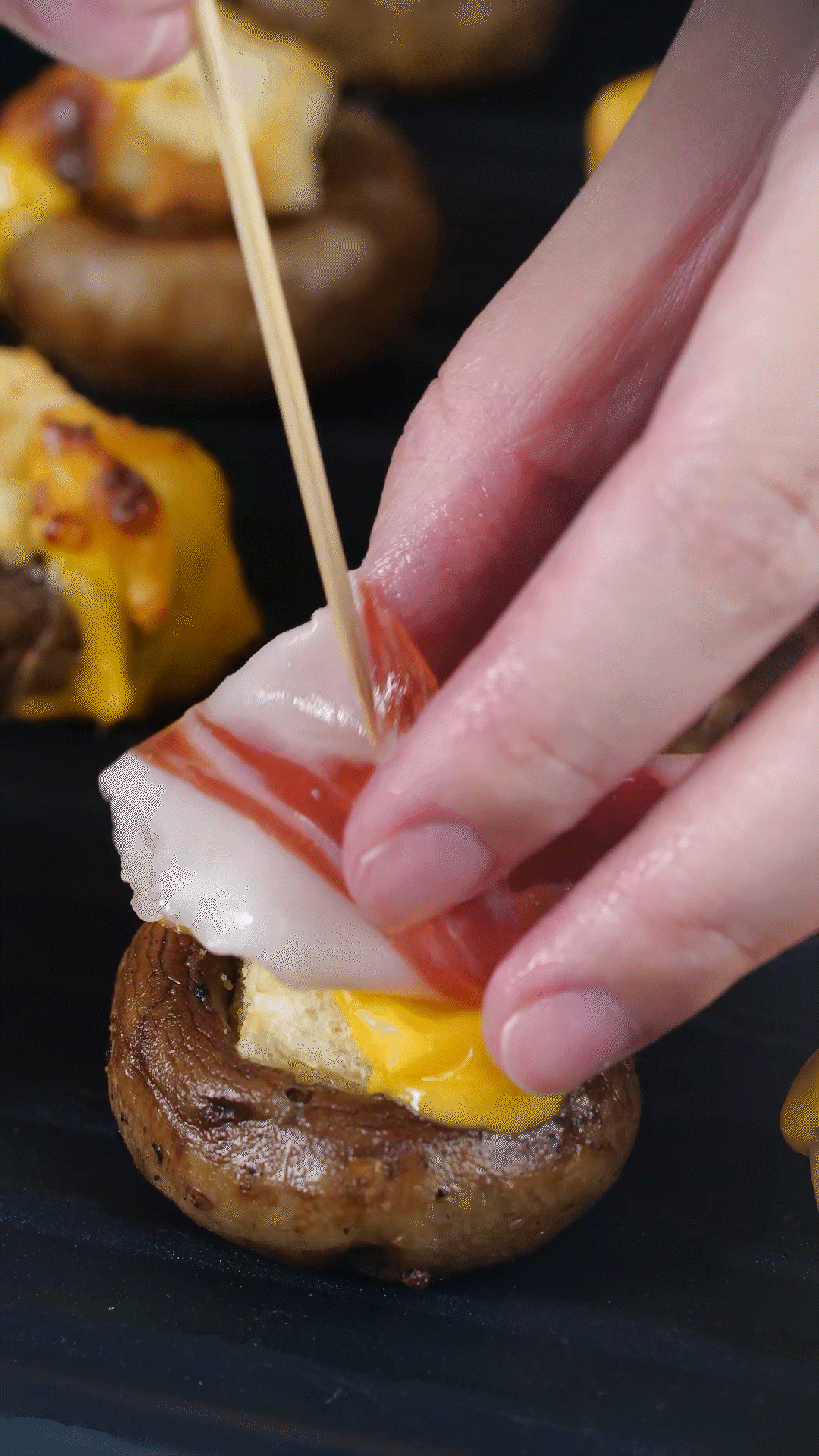 將火腿卷一卷，放在最頂部，插上竹簽