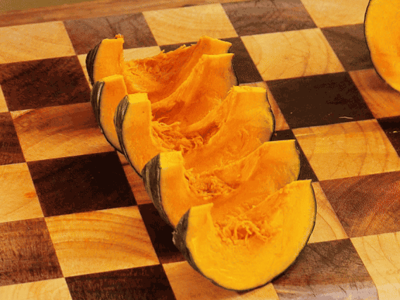 貝貝南瓜去瓤切小塊；干香菇熱水泡發(fā)，切條