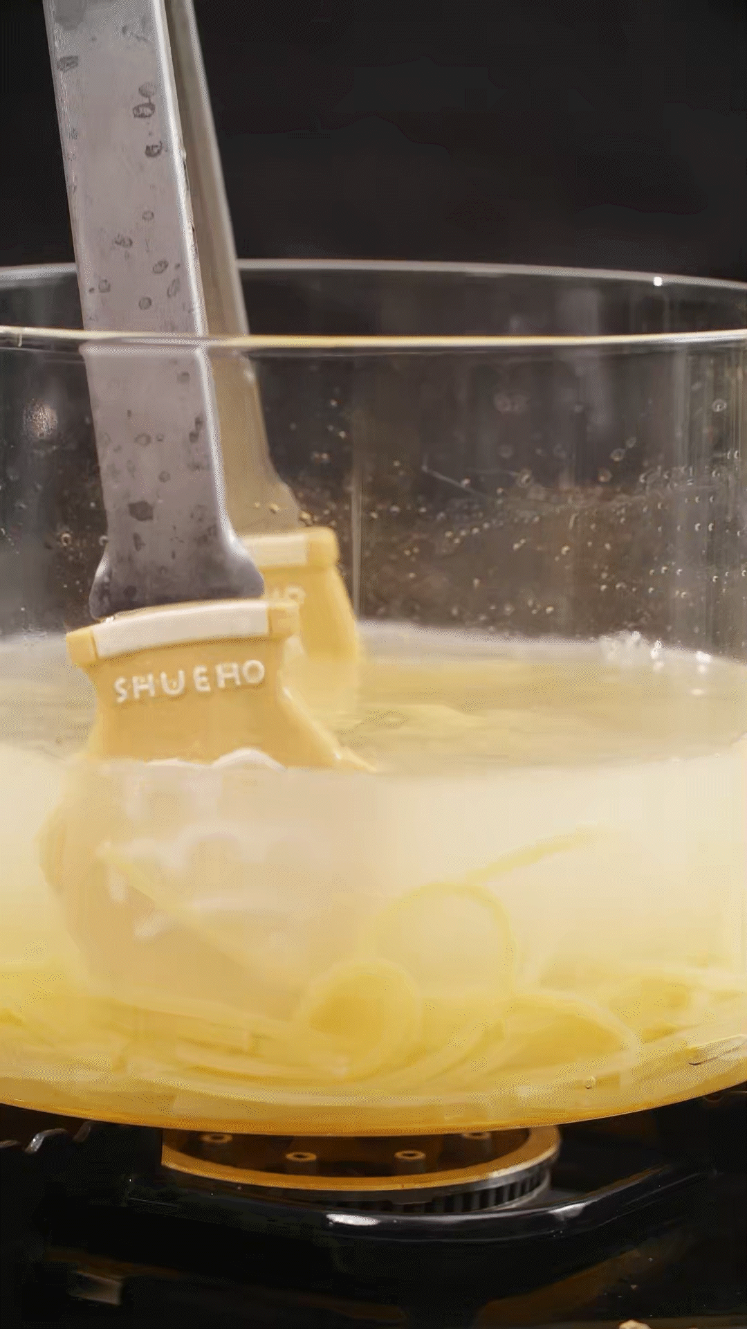 將意面煮熟，到自己喜歡的熟度。撈出過冷水，瀝干
