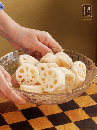 蓮藕洗凈削皮，切大塊，用鹽、糖腌制30分鐘。