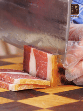 金字火腿切片，溫水浸泡5分鐘