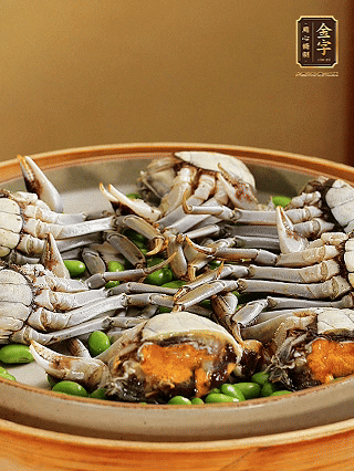 盤底鋪毛豆，依次放大閘蟹、咸肉， 淋一圈料酒、豉油。