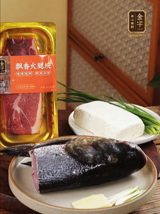 花鰱魚(yú)頭處理干凈（刮黑膜、除貼骨血、拔魚(yú)牙、剪魚(yú)鰭、刮凈魚(yú)肉表面雜質(zhì)），從中間劈開(kāi)成兩半，擦干水分