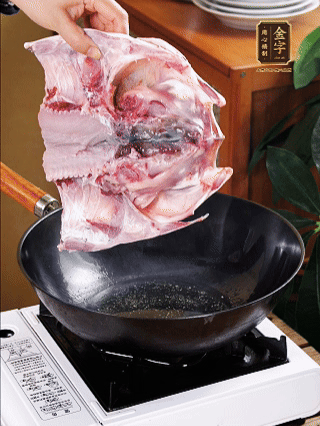 鍋里油燒熱（一半豬油、一半玉米油），放入魚(yú)頭，把魚(yú)頭煎至少兩面金黃