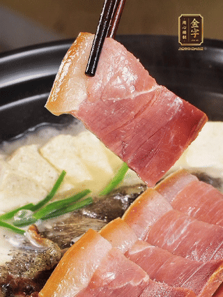 加入一丟丟鹽，撒點(diǎn)胡椒粉，蔥段點(diǎn)綴